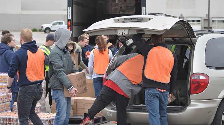 IUSM-Muncie Medical Students loading food into client's car. Photo by: Joe LoPilato