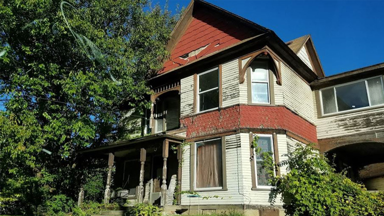 A story and a dream— an abandoned house in Muncie. Photo by: Omowunmi Lawal, Ball State University