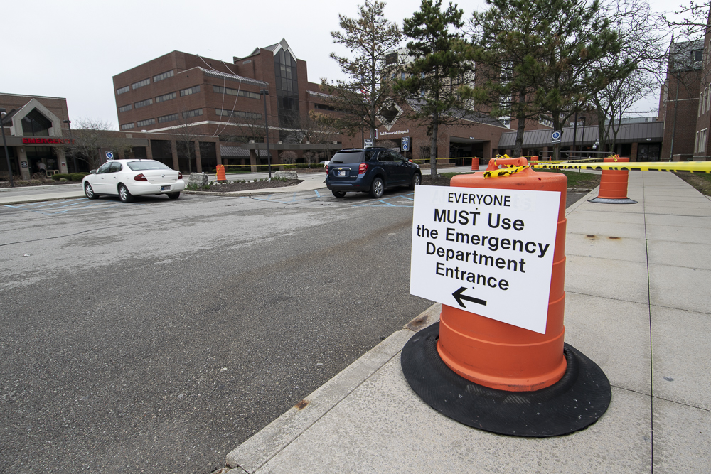 Sign pointing everyone to enter through the ER.