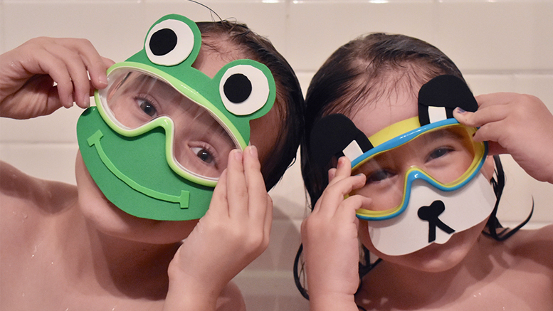 Kai (Left) and Tiana (Right) show off their Froggles and Doggles during bathtime. Photo by Lindsey Markelz